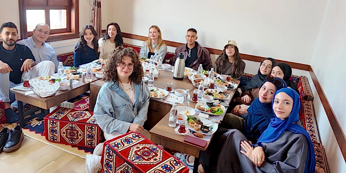 Medipol Üniversitesi Dil Konuşma Topluluğu Vitalen Cafe’de Buluştu